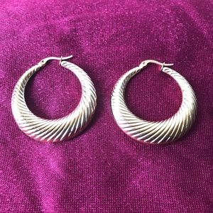 New 18k Yellow Gold Round Hoop Earrings.